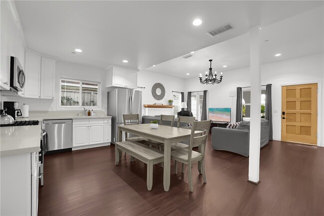 Building Photo - 2718 W Grand Ave