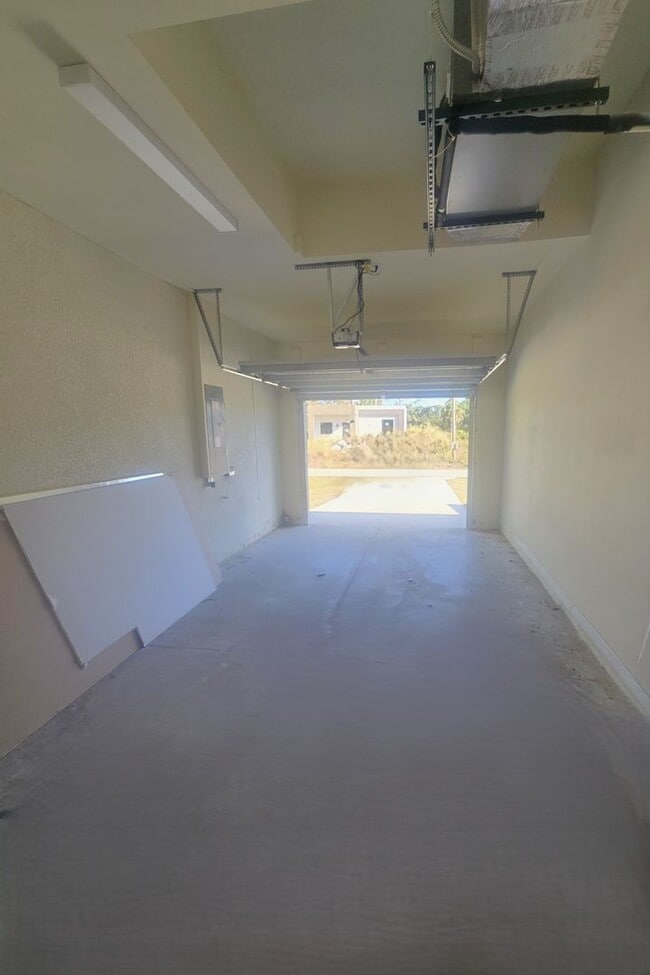 Building Photo - Must SEE- 3/2/1 single family home- South Lehigh Acres