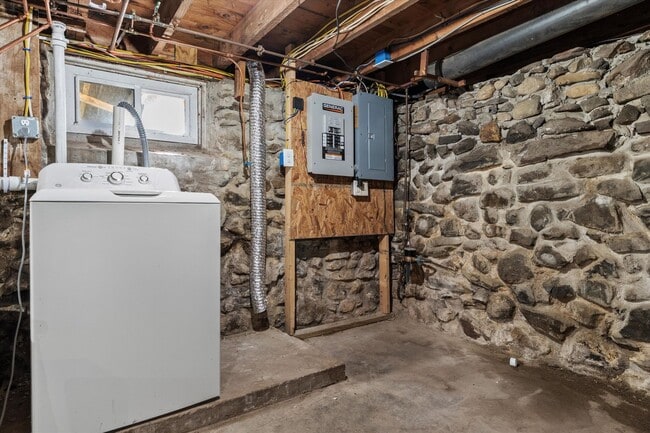 Building Photo - 3 Providence Hill Rd