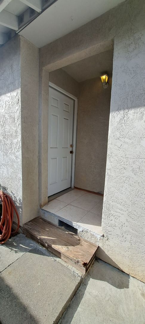 Building Photo - Wow this Charmer has 4 Bedrooms with 2 Primary Bedrooms w/Full Bathrooms