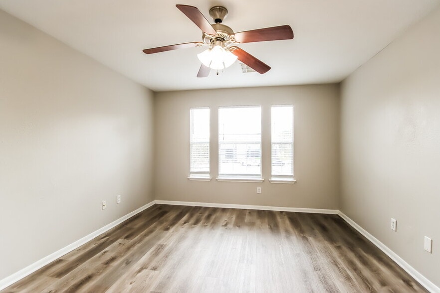 Building Photo - 1111 Richcrest Dr