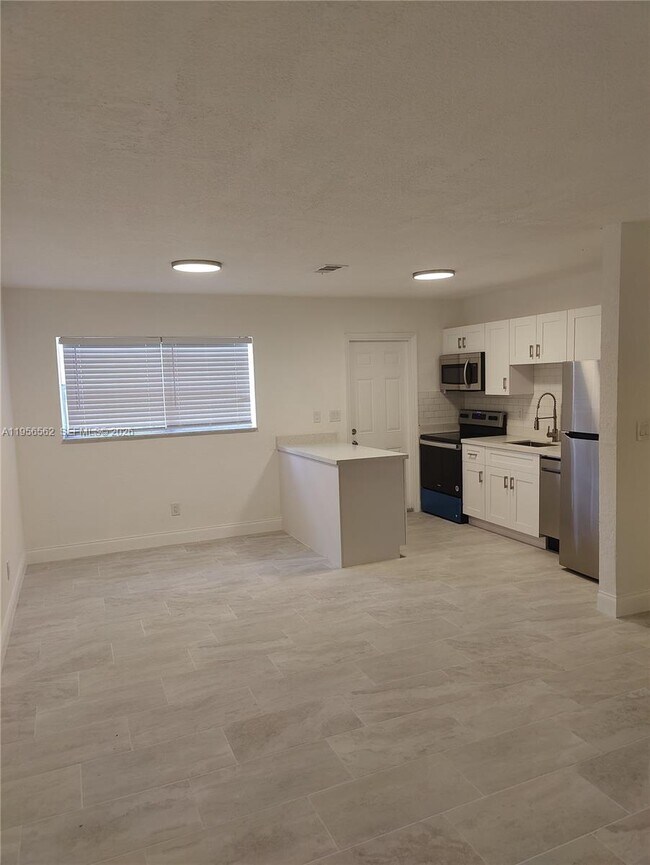 Building Photo - 1400 NW 2nd Ave