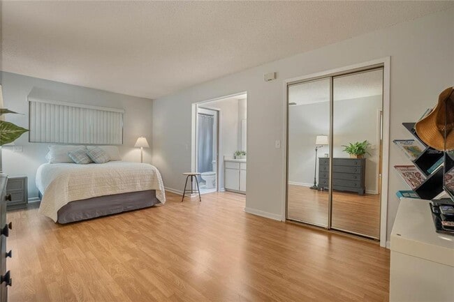 Building Photo - 720 E 6th St