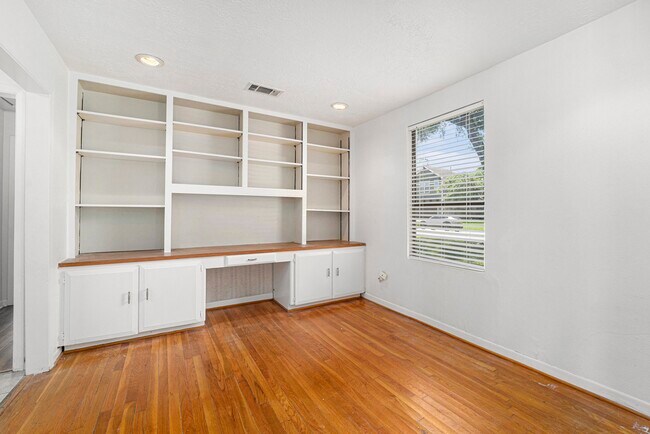 Building Photo - 1720 Libbey Dr