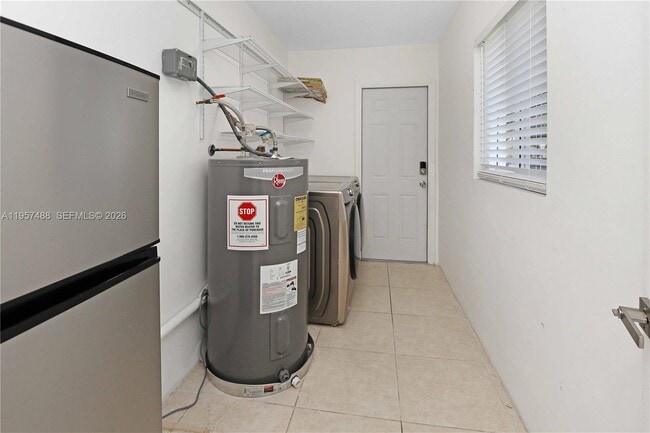 Building Photo - 1110 S 14th Ave