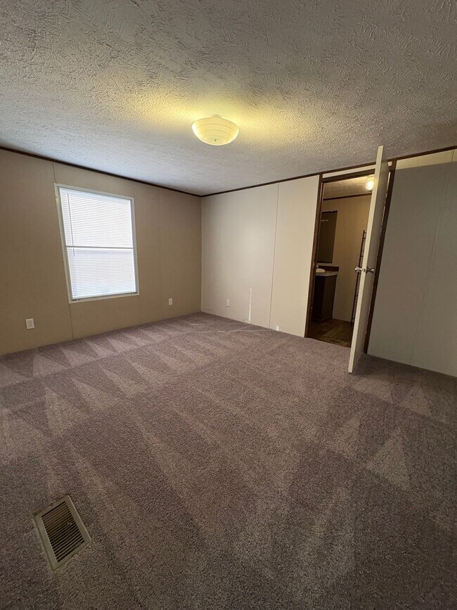 Building Photo - Nice 3 bedroom/2 bathroom mobile home located in Willow Oak Park in Keithville!