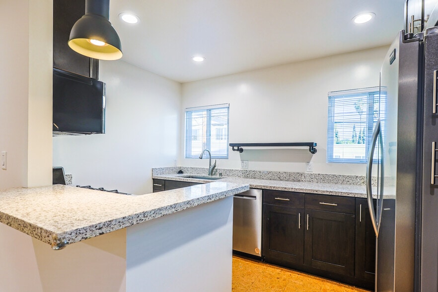 Building Photo - 256 W Tujunga Ave