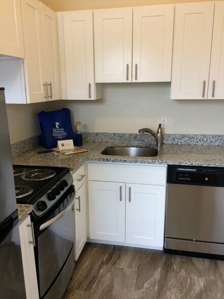 Building Photo - 1470 Beacon St