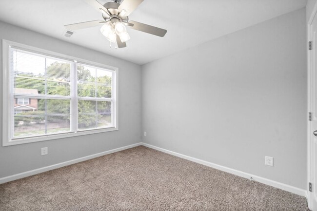 Building Photo - 4 Bedroom Home For Rent Near Downtown Clarksville!