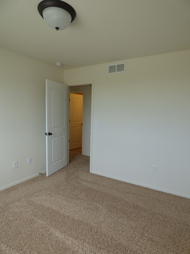 Building Photo - Spacious and Beautiful 3 Bed, 2.5 Bath Hom...