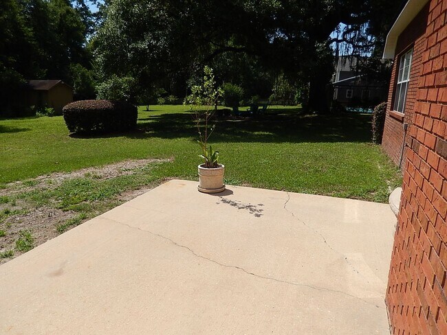 Building Photo - LOVELY 4/2.5 in Buck Lake Area on 1 Acre w/ 2 Car Garage, Washer/Dryer, Lawn Maint, & 2228 sq ft!...