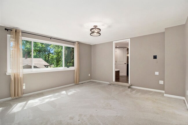 Building Photo - CLASSIC COLONIAL ELEGANCE WITH LAKESIDE SE...