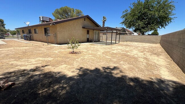 Building Photo - (APPLICATION PENDING) East Lancaster Home