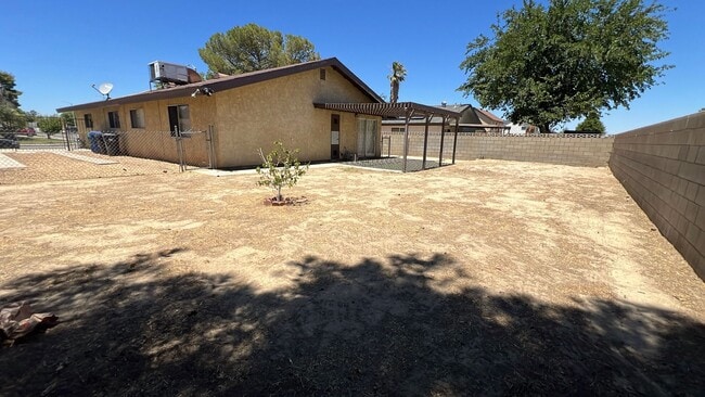 Building Photo - East Lancaster Home