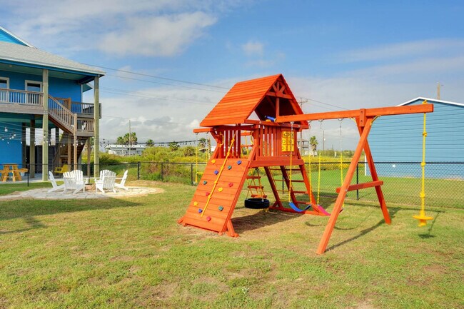 Building Photo - 994 Dolly St