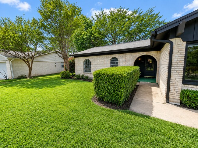 Building Photo - Gorgeous 3/2 recently renovated in homey neighborhood