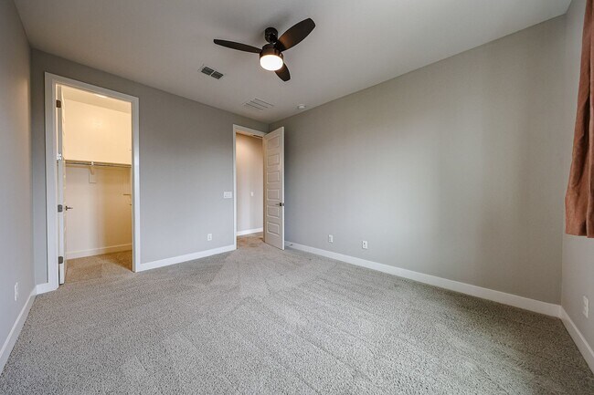 Building Photo - Move In Ready!stunning 3 bedroom, 2.5 bathroom home located in Phoenix!