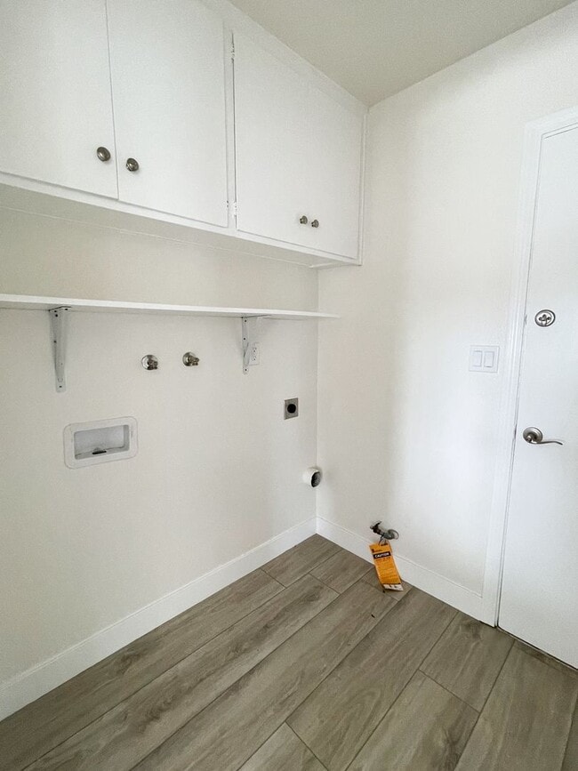 Building Photo - 3 bedroom 2 bath home in desired neighborhood