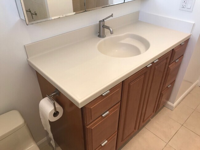 Building Photo - Sparkling 2 Bedroom 1.5 Bath - Nicely upda...