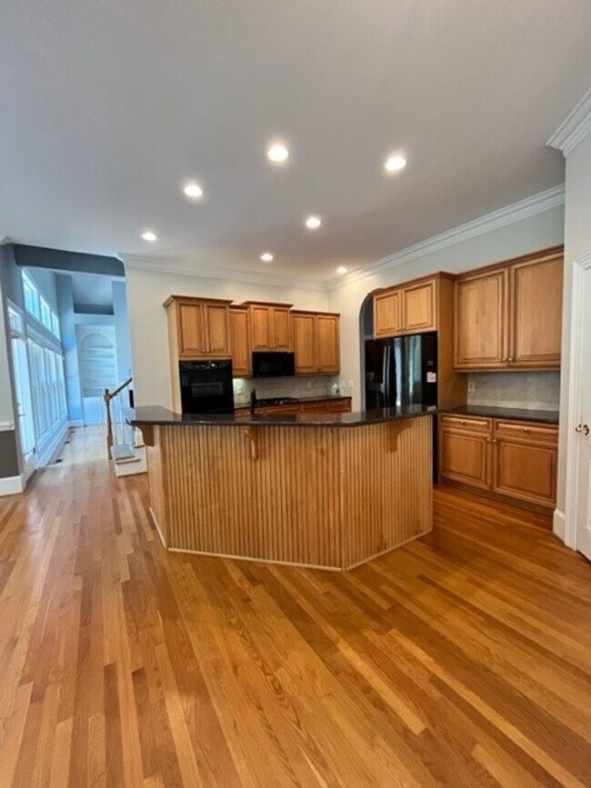 Building Photo - 4-bedroom, 3.5-bathroom Single Family Home