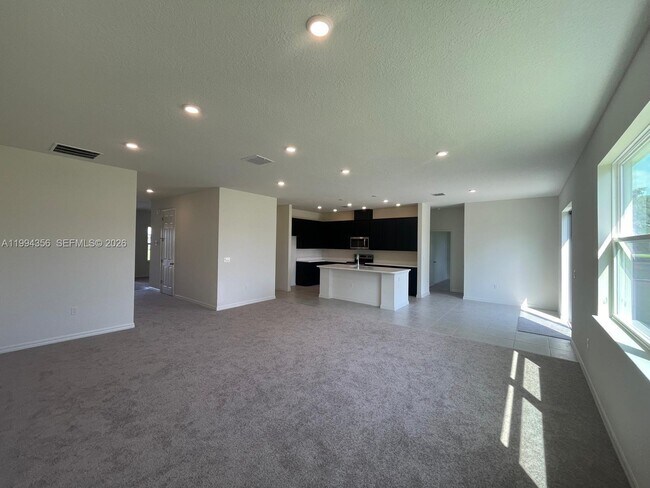 Building Photo - 2133 SE Flanders Rd