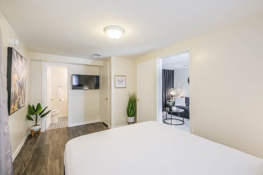 Building Photo - 1327 W 21st St