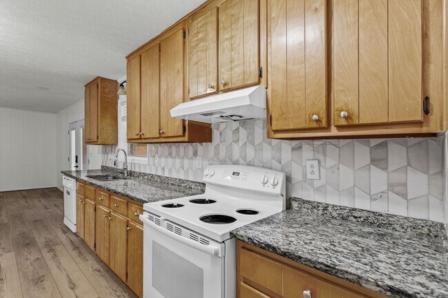 Building Photo - 6096 Hillpine Dr
