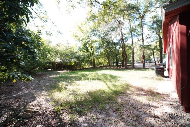 Building Photo - 2 bed / 1 bath Townhome on Tharpe