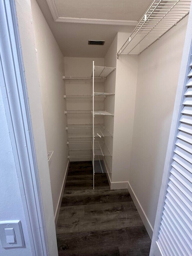 Building Photo - 10300 Hidden Springs Ct