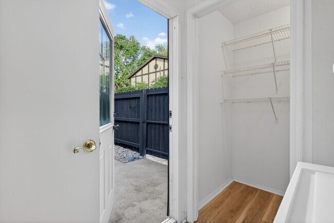 Building Photo - Spacious & Exciting Townhome style Condo