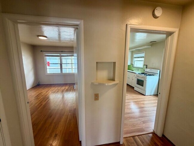 Building Photo - 2 bedroom 1 bath apartment in Downtown Monterey!