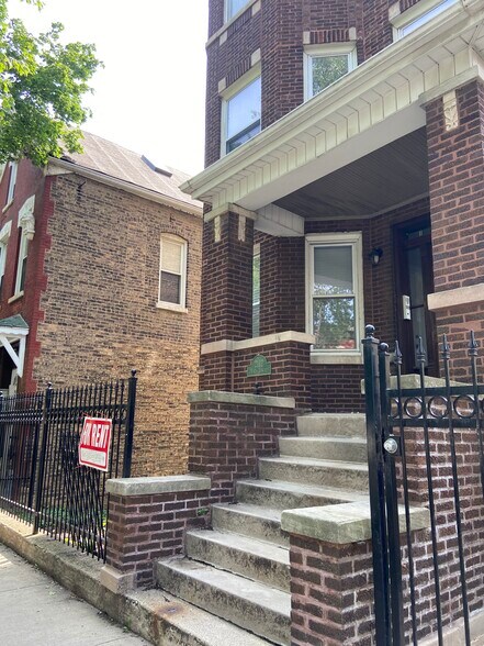 Primary Photo - 2112 N Leavitt St