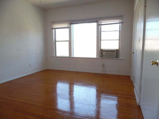 Building Photo - Point Loma 1BR 1BA A/C-Open Floor Plan-Beautiful Wood Flooring-Parking