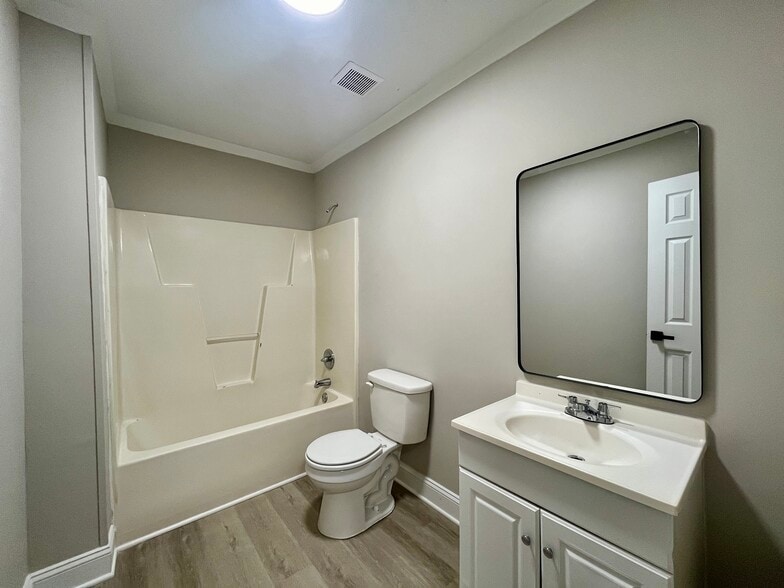 Building Photo - 2010 Simmons St