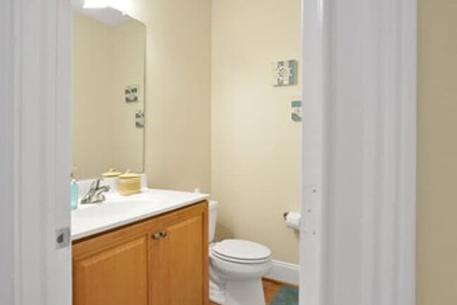 Building Photo - Furnished 3-bedroon townhouse end-unit for...