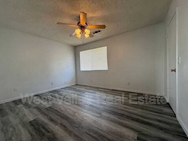 Building Photo - 205 W Ash St