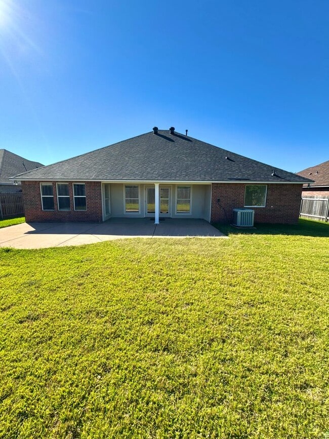 Building Photo - Home in Savannah Place