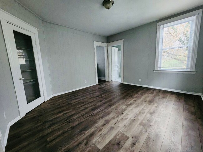 Building Photo - 6 bed-2 full bath Updated home in Walnut H...