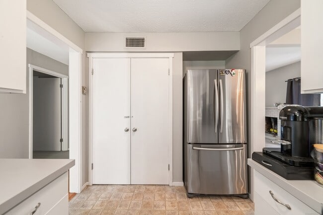 Building Photo - 21 Heritage Vlg