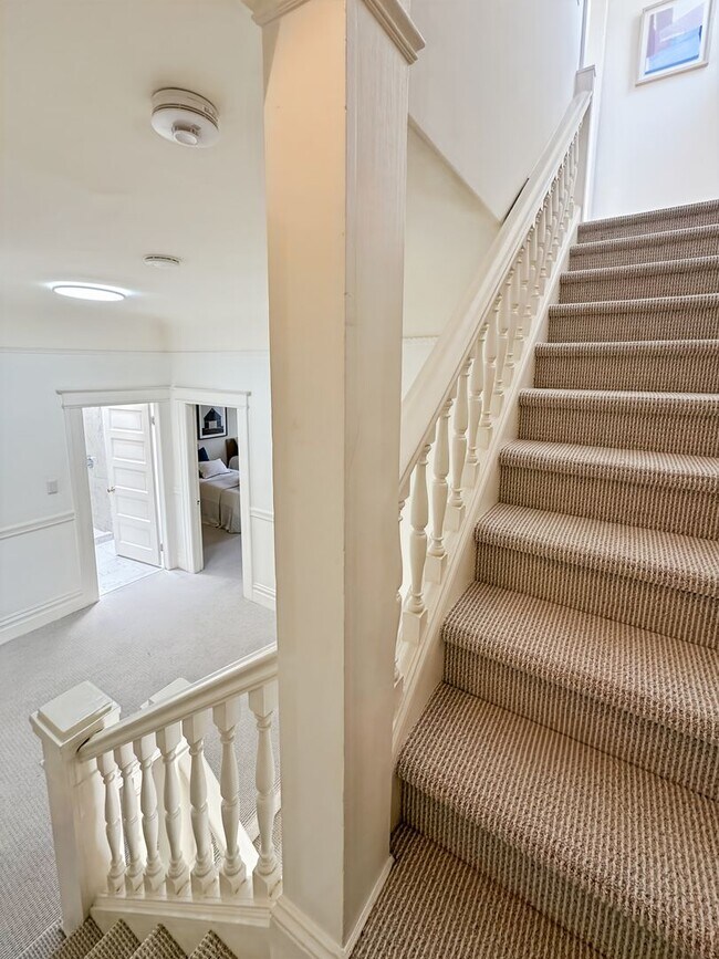 Building Photo - Beautiful 4BR+/3.5BA Edwardian Single-Fami...