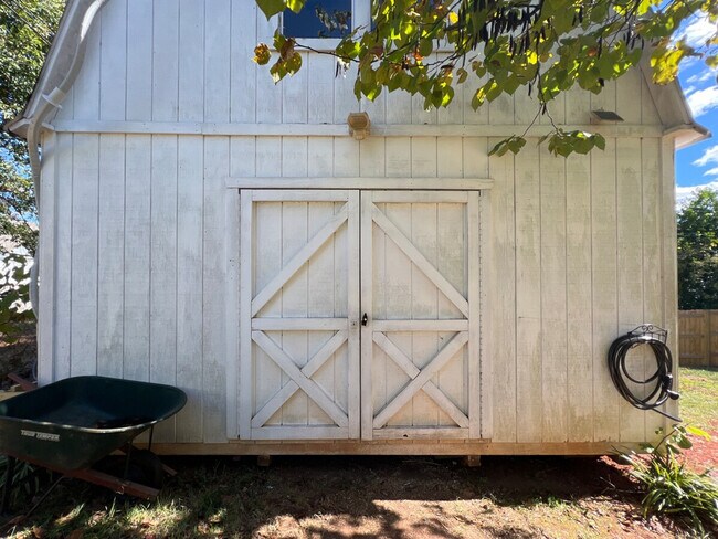 Building Photo - 24 Seth St