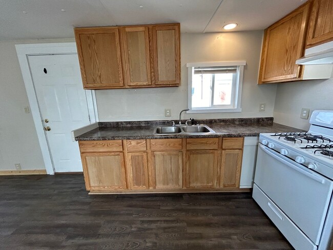 Building Photo - 3 Bed 1.5 Bath Fully Remodeled Mobile Home...