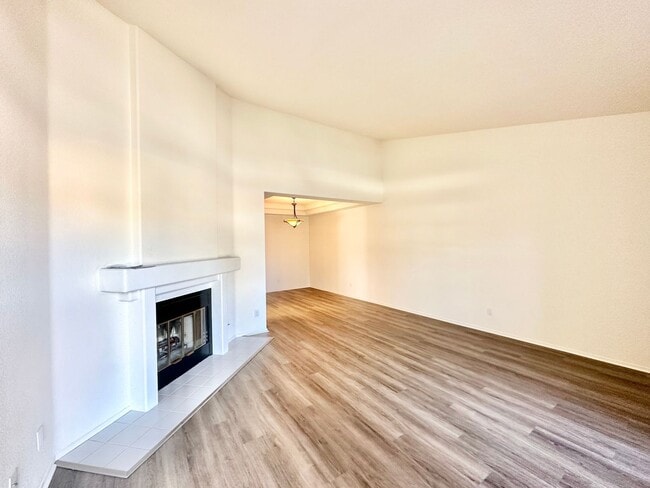Building Photo - Beautiful Upstairs Condo Unit in the Priva...