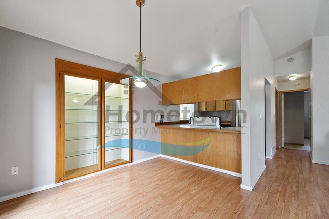 Building Photo - 4 Bedroom 2 Bathroom Home with Attached 2 ...