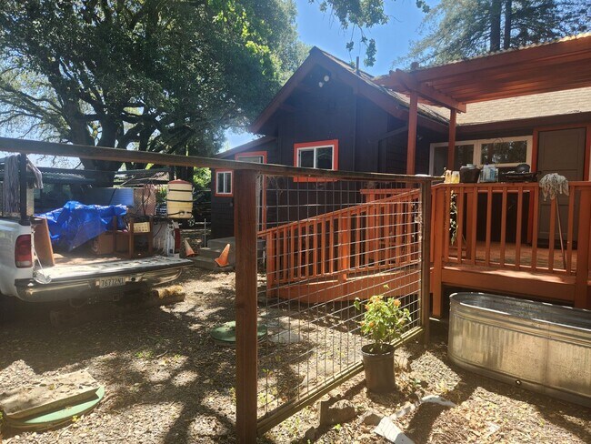 Building Photo - Beautiful 3 Bedroom/1 bathroom home with a...