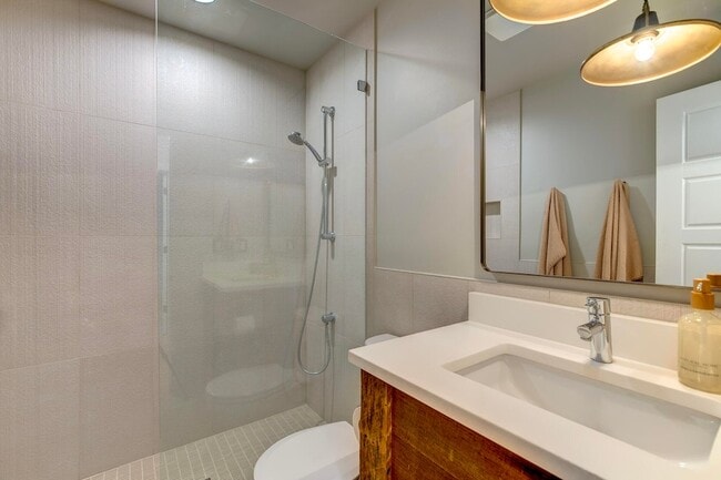 Building Photo - 2057 Middle St