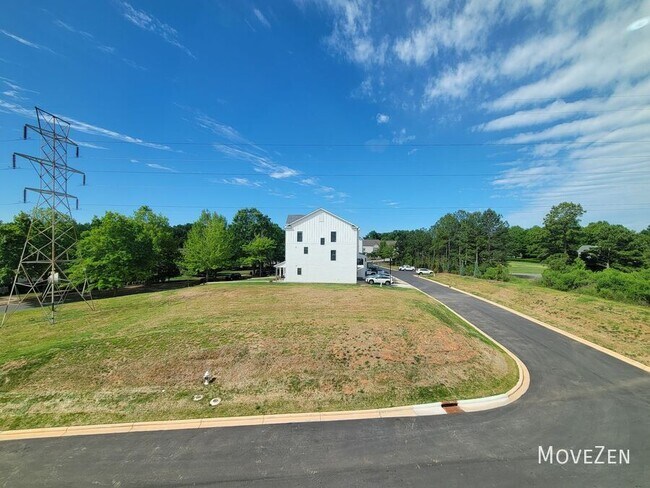 Building Photo - 645 District Ct