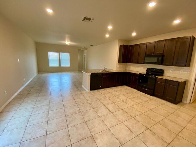 Building Photo - Spacious 4 Bedroom ~ Convenient to JBSA Ra...