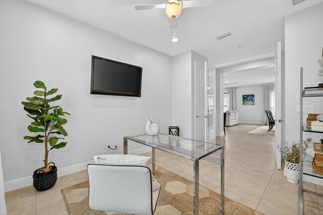 Building Photo - 9624 SW Royal Poinciana Dr