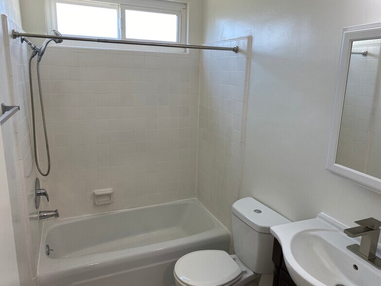 Building Photo - 422 N Hayworth Ave